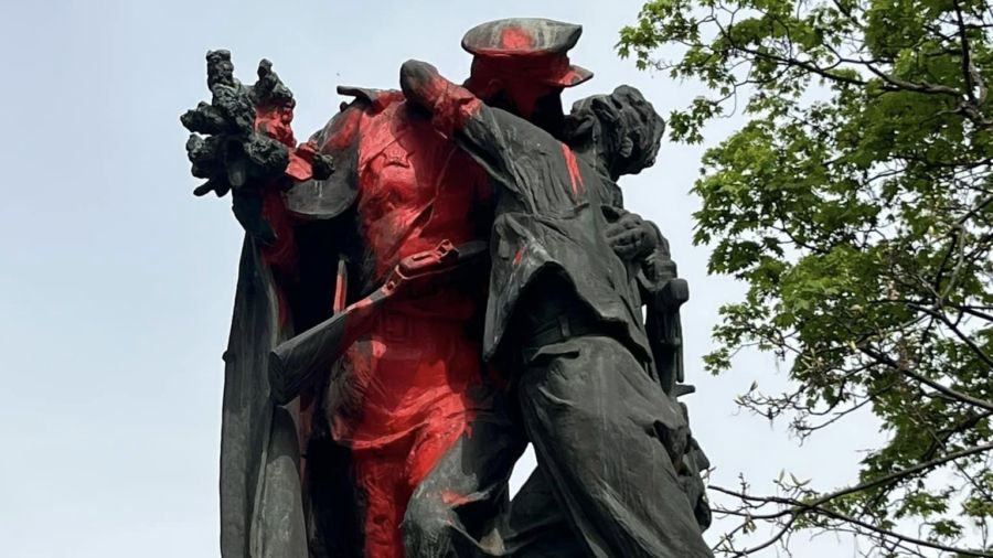 Pražskou sochu Sbratření kdosi polil červenou barvou. Své místo musela opustit